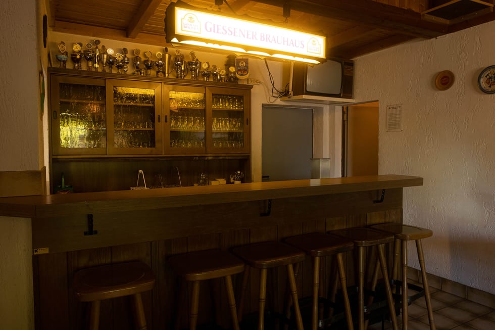 Neben Bestuhlung gibt es in der Schutzhütte eine kleine Theke